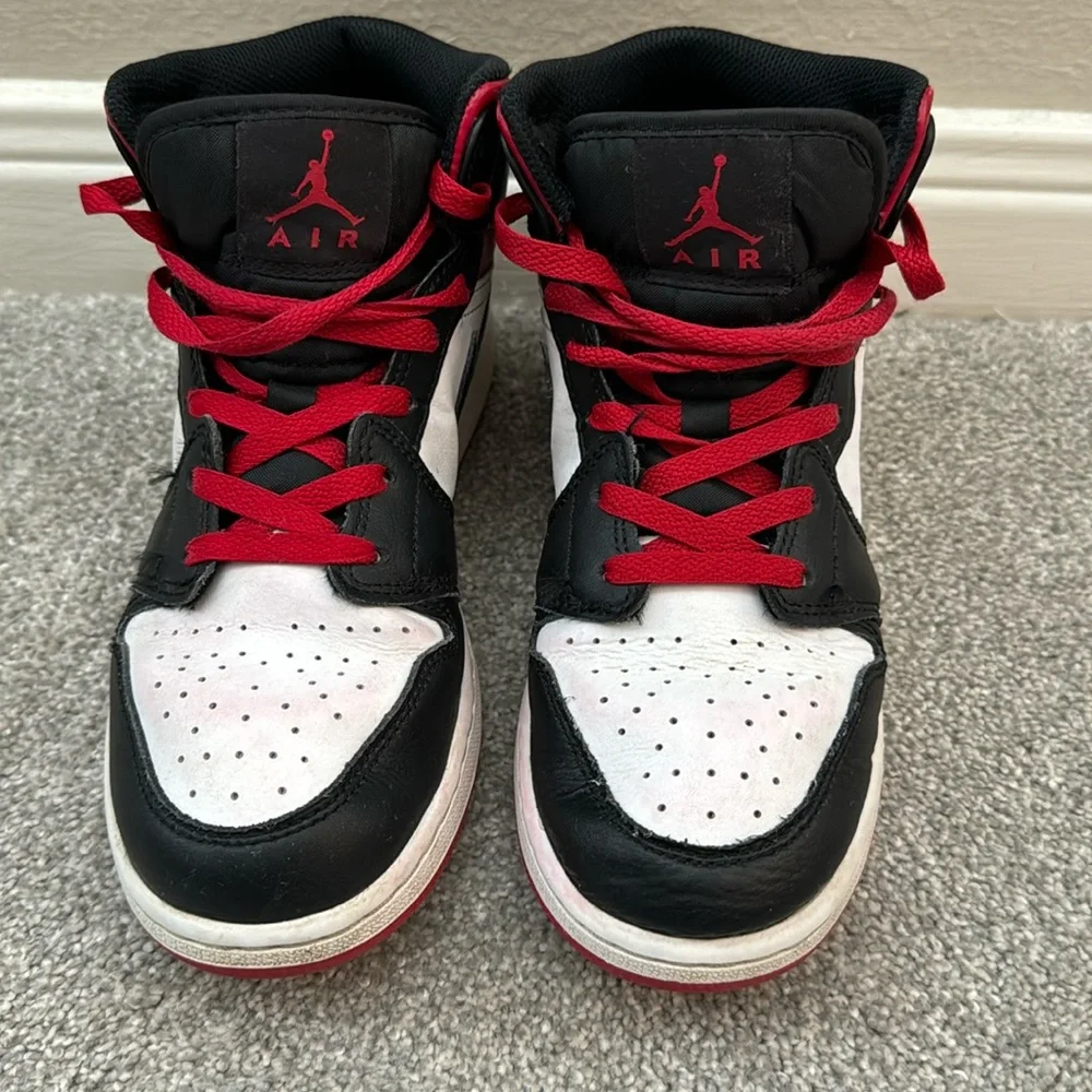 Air Jordans size- Youth 6 - Picture 1 of 9